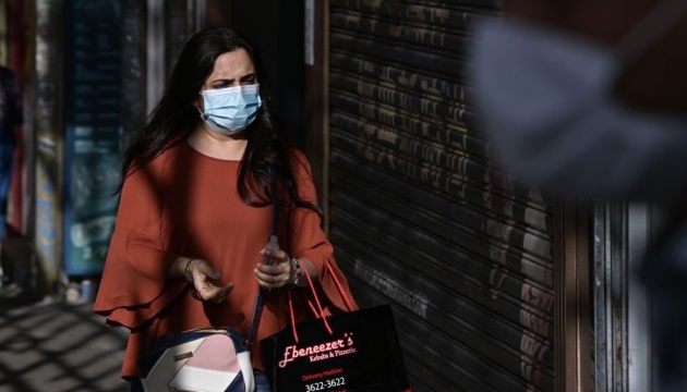 У Гонконгу через спалах COVID-19 заборонять збиратися більше, ніж удвох