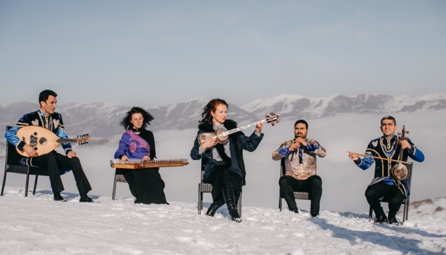 “Shchedryk” interpretado con instrumentos nacionales azerbaiyanos 
