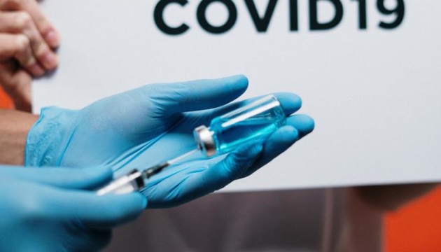 Дочка Гейтса вакцинувалася від COVID-19 та пожартувала про «чіпування»
