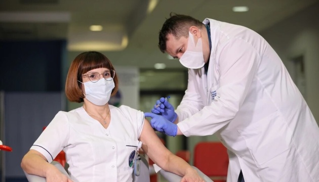 У Польщі всіх медиків до весни зобов'язали вакцинуватися проти COVID-19