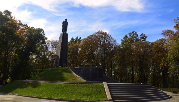 Pareja presidencial deposita flores en la tumba del Kobzar en Kaniv