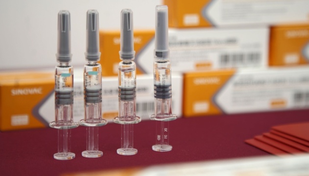 Вчені уточнили: ефективність COVID-вакцини Sinovac - 50,3%