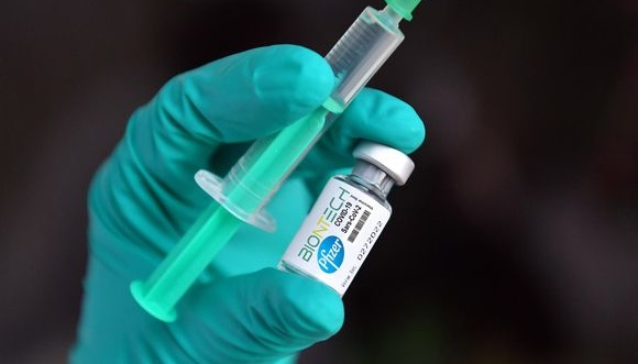 У Фінляндії заявляють, що з ампули Pfizer можна зробити не п'ять, а шість доз вакцини