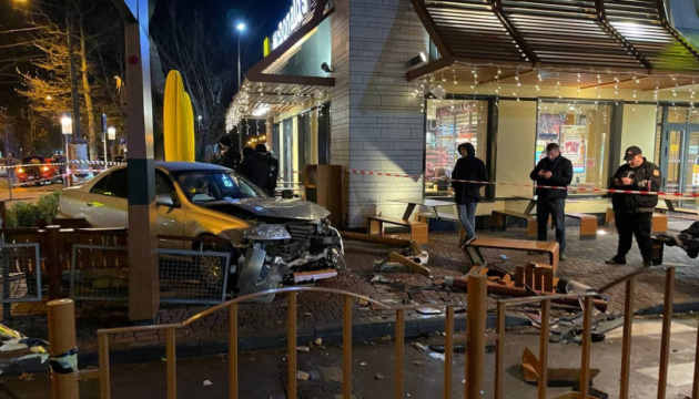 У Одесі автомобіль протаранив McDonald's: є постраждалі