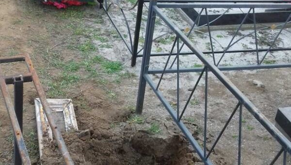 На Миколаївщині вандали осквернили близько 100 могил на цвинтарі
