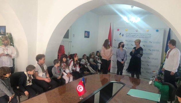 Посол України в Тунісі відзначив грамотами учнів української суботньої школи Посол України в Тунісі відзначив грамотами учнів української суботньої школи
