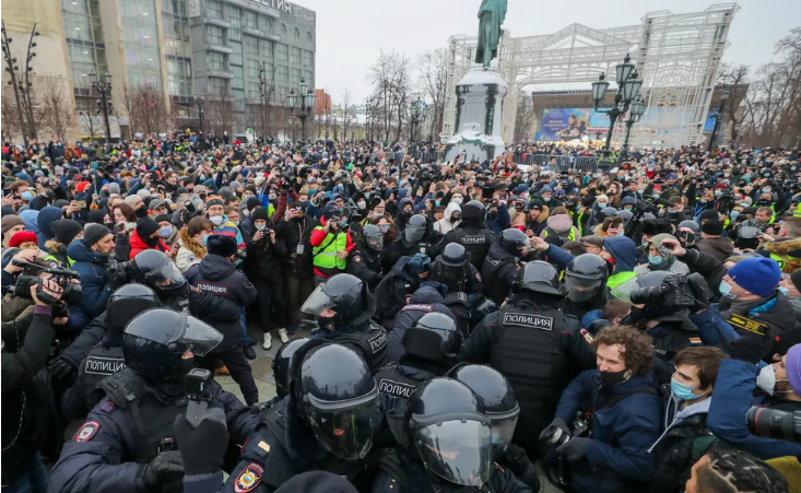 Акції в у майже 90 містах Росії пройшли за звичним сценарієм