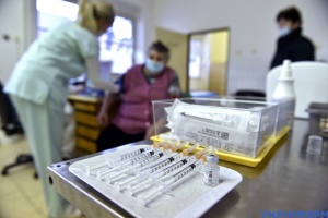 Щепитися по-чорному: дефіцит вакцин і нові шахрайські схеми