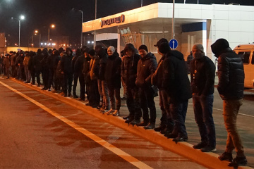 На Керченському мосту майже всю ніч утримували понад 100 кримських татар