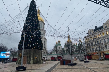 В Киеве демонтируют новогодние елки и праздничные локации