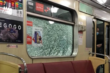 Хулиганы разбили окна в четырех поездах столичного метро