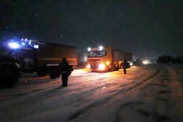 Из снежных заносов на Херсонщине вытащили 18 грузовиков