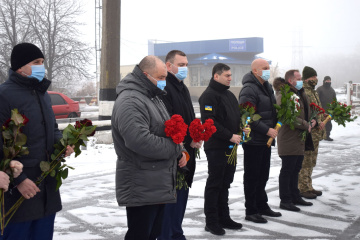 Командование ООС почтило память жертв теракта под Волновахой