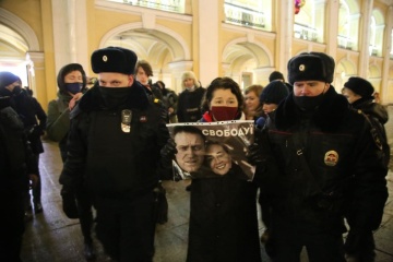 В Петербурге вышли на пикеты за Навального, есть задержанные