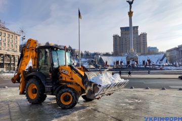 В Киеве дорожники продолжают чистить город от снега