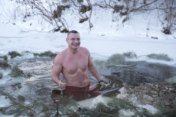 クリチコ・キーウ市長、氷点下20度の水にもぐる