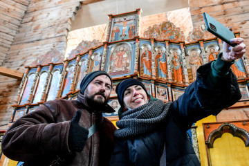 Музейное селфи на фоне цветков персика и противогазов