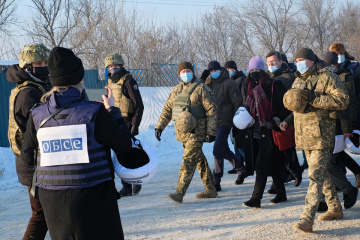 Голова ОБСЄ відвідала пункт пропуску «Золоте» на Донбасі