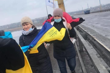 Херсонці створили «ланцюг єдності» на мосту через Дніпро