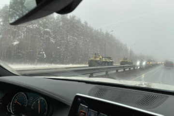 СМИ сообщают о колонне бронетехники на подъездах к Москве