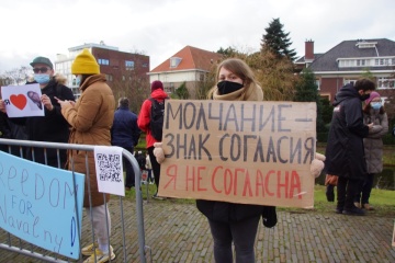 У Гаазі під посольством РФ проходить акція на підтримку Навального