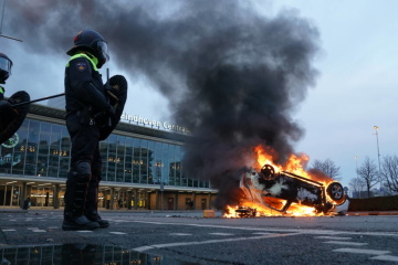 Подожгли машины и ограбили супермаркет: в Нидерландах митинговали против карантина