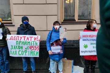 Activistas exigen la legalización del cannabis medicinal cerca de la Rada Suprema