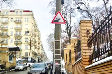 В Киеве устанавливают новые дорожные знаки