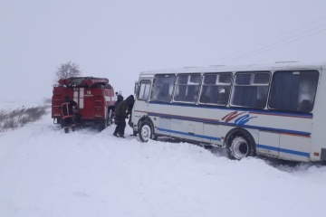 На Волині витягли зі снігового замету шкільний автобус з дітьми