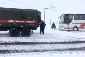 На Одещині у снігових переметах застрягли близько сотні вантажівок