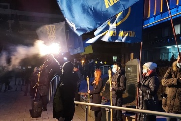 В Запорожье в память героев Крут состоялось факельное шествие