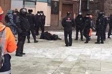 У центрі Москви чоловік вчинив самопідпал. Відео 18+