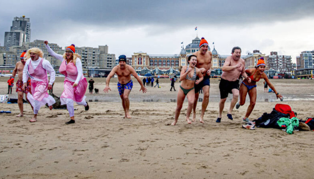 У Нідерландах влаштували новорічне купання в морі попри заборону