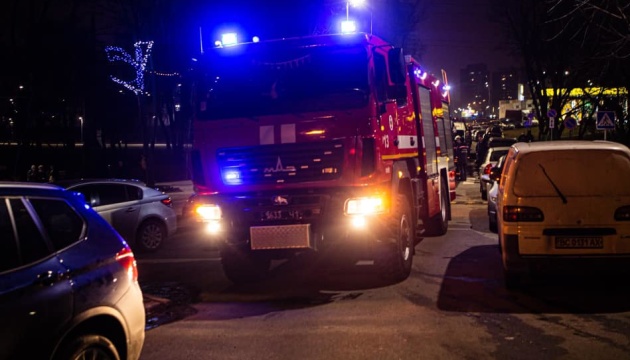 У будинку на столичній Троєщині пожежники виявили тіло з ножовими пораненнями