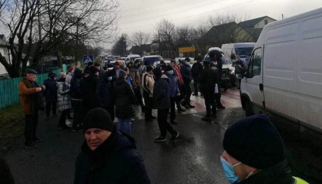 «Тарифні» протести: у селі на Буковині перекрили трасу