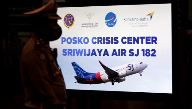 В Индонезии обнаружили «черные ящики» разбившегося самолета