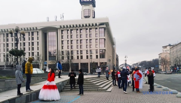 На Майдані утворили «ланцюг солідарності» з протестувальниками у Білорусі