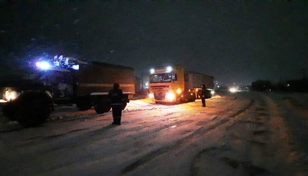 Зі снігових заметів на Херсонщині витягли 18 вантажівок