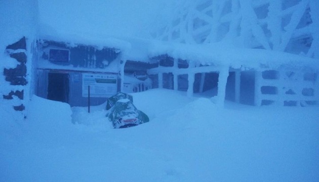 Un coup de blizzard ensevelit les Carpates sous la neige