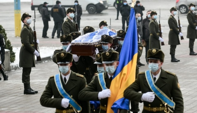 Soldat mit militärischen Ehren in Saporischschja beigesetzt