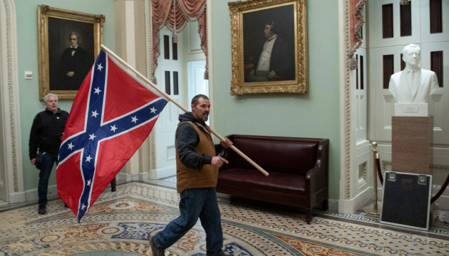 У США затримали прихильника Трампа, який штурмував Капітолій із прапором Конфедерації