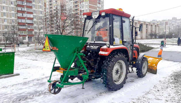 Столичні дороги через снігопад чиститимуть цілодобово