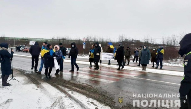 Les manifestants bloquent une autoroute dans la région de Tchernivtsi