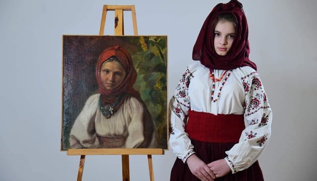 У художньому музеї Чернігова «оживили» портрети модниць минулих століть