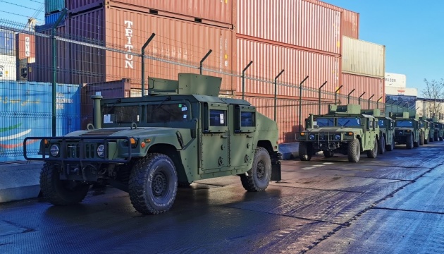 Estados Unidos entrega a Ucrania 20 Humvees nuevos y 80 barcos