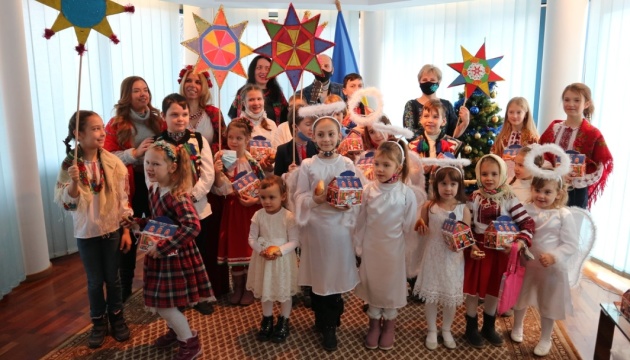 Маленькі українці Угорщини щедрували в посольстві в Будапешті