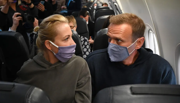 Навальний з дружиною сів у літак на рейс до Москви