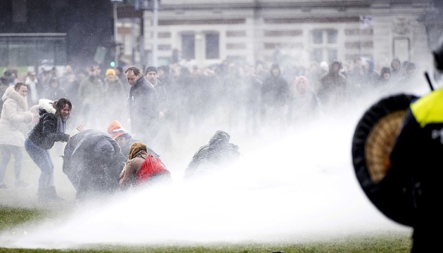 Поліція розігнала водометами антикарантинний протест в Амстердамі