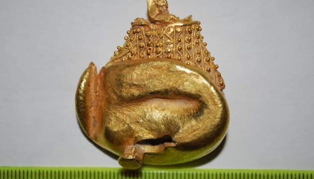 На Закарпатті археологи показали найбільшу золоту знахідку — нашийний дакійський торквес