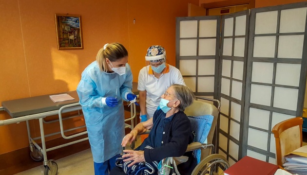 В Італії вакцину отримала 108-річна жінка, яка стала найстаршою з усіх щеплених В Італії вакцину отримала 108-річна жінка, яка стала найстаршою з усіх щеплених